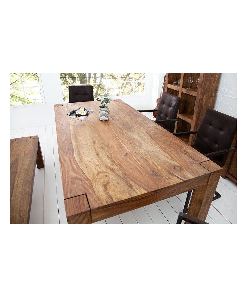 Masywny stół z egzotycznego drewna