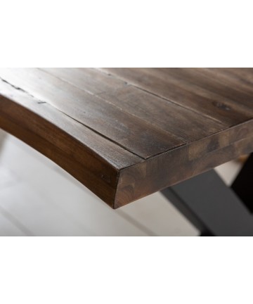 Masywny drewniany stół do jadalni