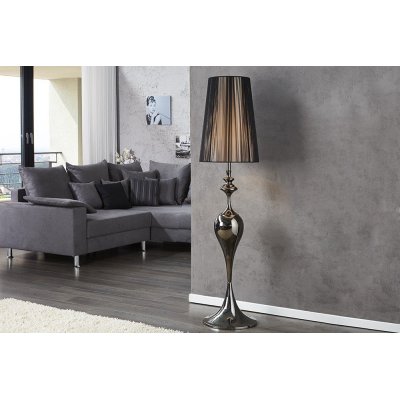 nietypowa lampa podłogowa z interesująca podstawą