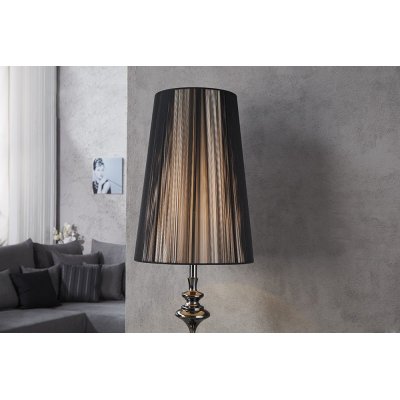 nietypowa lampa podłogowa z interesująca podstawą