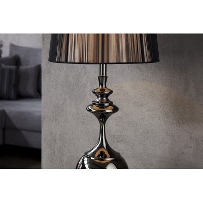 nietypowa lampa podłogowa z interesująca podstawą