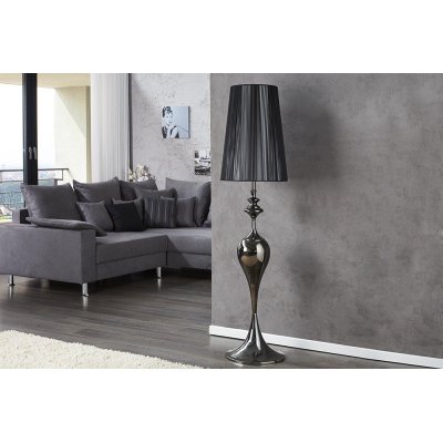 nietypowa lampa podłogowa z interesująca podstawą