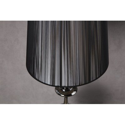 nietypowa lampa podłogowa z interesująca podstawą