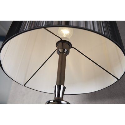 nietypowa lampa podłogowa z interesująca podstawą