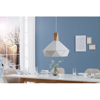 biała lampa wisząca ze skandynawskim akcentem 