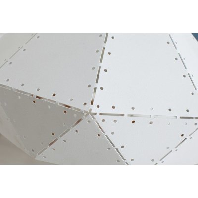 biała lampa wisząca ze skandynawskim akcentem 
