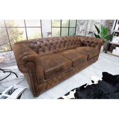 duża sofa w stylu chesterfield genialnie wpasuje się w angielskie wnętrza 