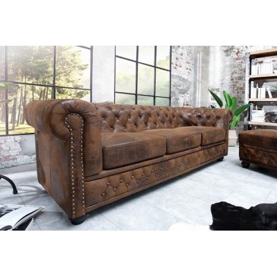 duża sofa w stylu chesterfield genialnie wpasuje się w angielskie wnętrza 