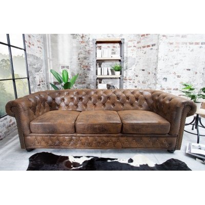 duża sofa w stylu chesterfield genialnie wpasuje się w angielskie wnętrza 