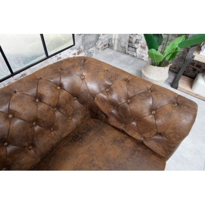 duża sofa w stylu chesterfield genialnie wpasuje się w angielskie wnętrza 