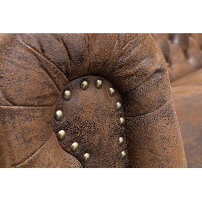 duża sofa w stylu chesterfield genialnie wpasuje się w angielskie wnętrza 