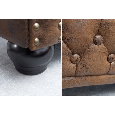 duża sofa w stylu chesterfield genialnie wpasuje się w angielskie wnętrza 