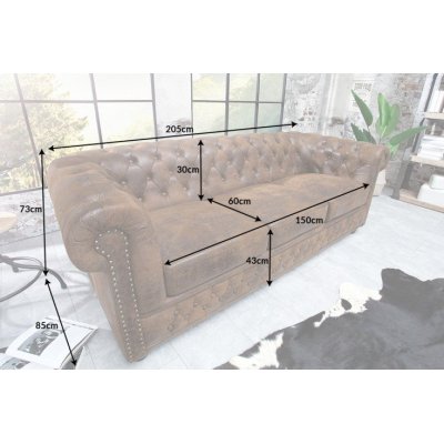 duża sofa w stylu chesterfield genialnie wpasuje się w angielskie wnętrza 