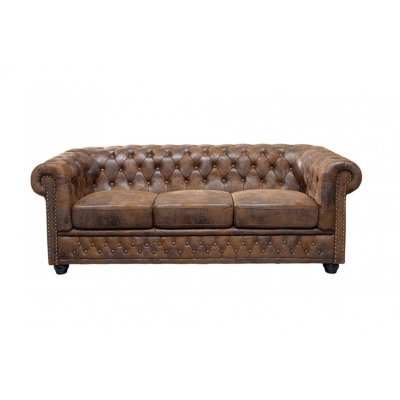 duża sofa w stylu chesterfield genialnie wpasuje się w angielskie wnętrza