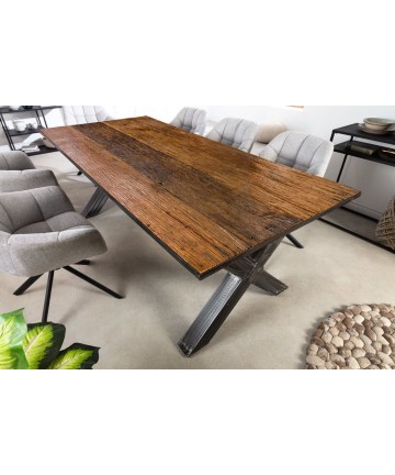 Masywny drewniany stół...