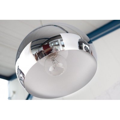 nowoczesna lampa wisząca składająca się z trzech kul 