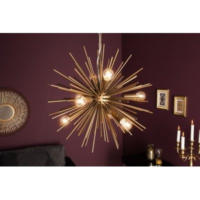 designerska wisząca lampa w złotym kolorze w kształcie słońca