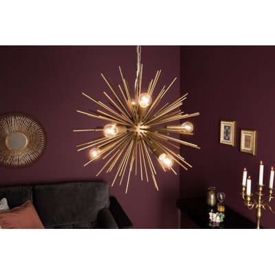 designerska wisząca lampa w złotym kolorze w kształcie słońca