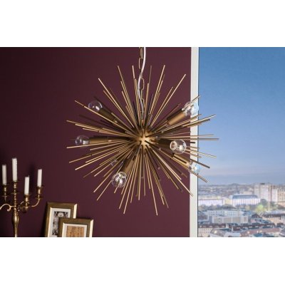 designerska wisząca lampa w złotym kolorze w kształcie słońca