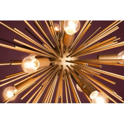 designerska wisząca lampa w złotym kolorze w kształcie słońca