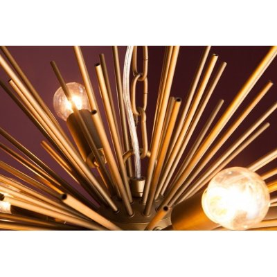 designerska wisząca lampa w złotym kolorze w kształcie słońca