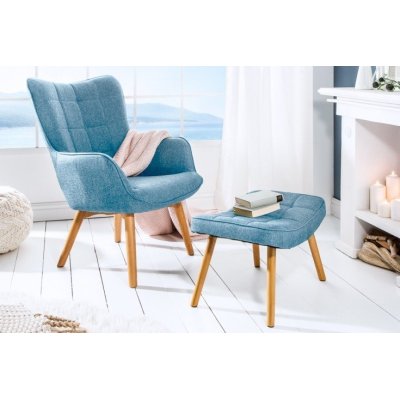designerski fotel z podłokietnikami w przepięknym jasnoniebieskim kolorze 