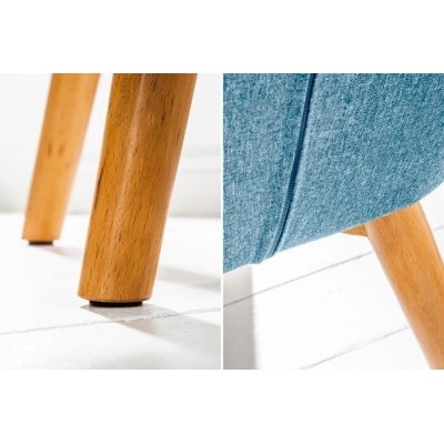 designerski fotel z podłokietnikami w przepięknym jasnoniebieskim kolorze 