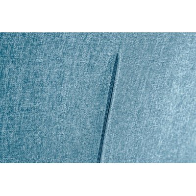 designerski fotel z podłokietnikami w przepięknym jasnoniebieskim kolorze 