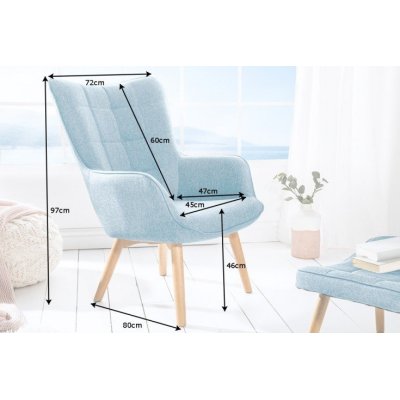 designerski fotel z podłokietnikami w przepięknym jasnoniebieskim kolorze 